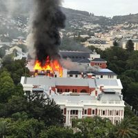Incendio en el Parlamento de Sudáfrica sigue fuera de control