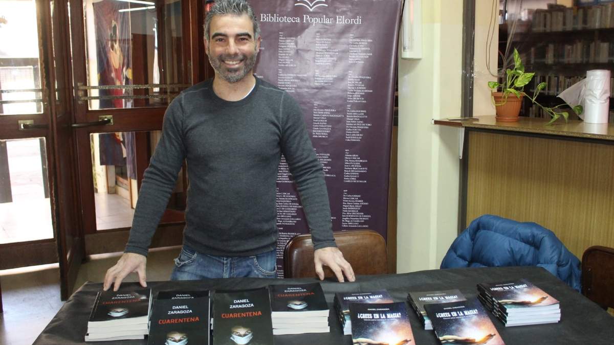 Daniel Zaragoza, acompañado por sus libros "Cuarentena" y "¿Crees en la magia?. Fuente: (Daniel Signorile).