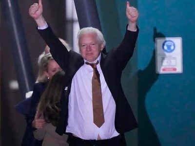 Assange llega a Australia tras una larga batalla legal con EU