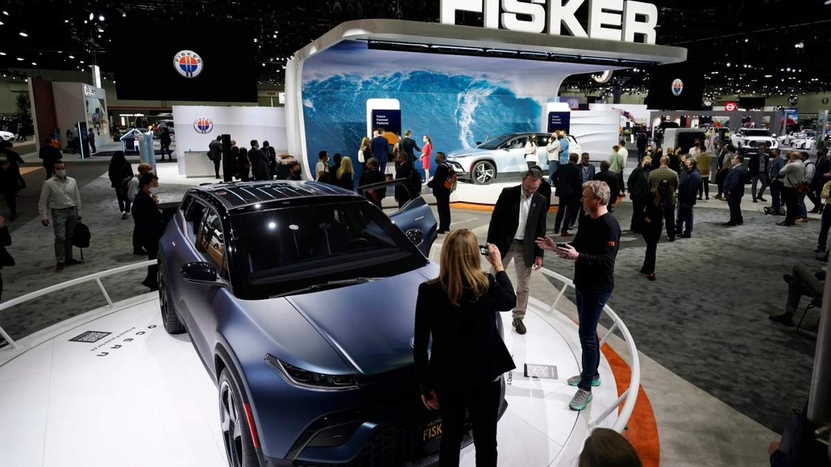 Henrik Fisker, CEO de Fisker, muestra el nuevo vehículo eléctrico de su compañía, el Ocean, en el AutoMobility LA Auto Show, el 17 de noviembre de 2021 en Los Ángeles