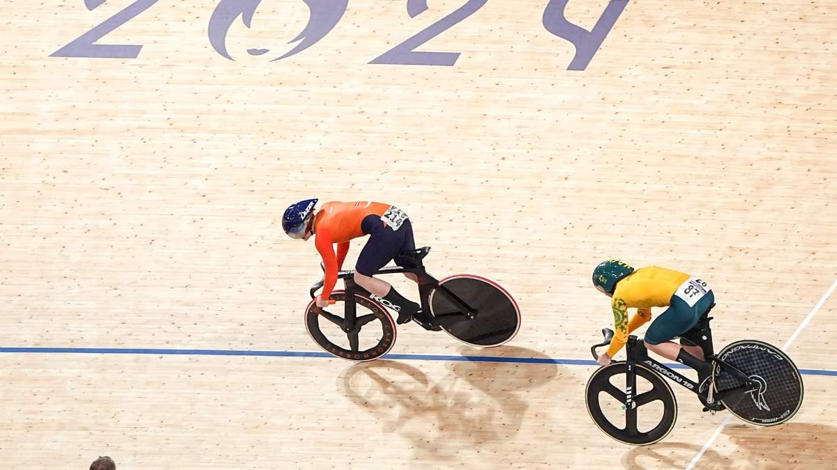 Ciclistas chocan durante prueba de velocidad en París 2024 (Video)