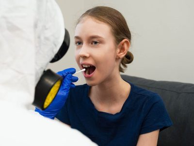 Expertos en el Reino Unido advierten que la mayor transmisión del coronavirus se da en adolescentes