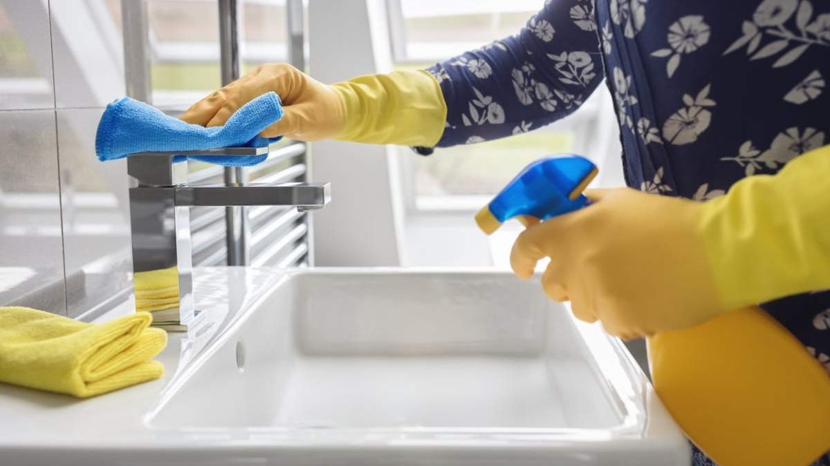 El truco de limpieza para dejar el baño de tu casa impecable. Fuente: (X)