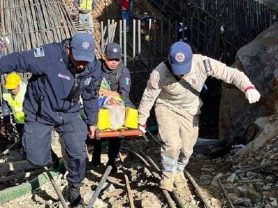 Colapsa estructura en la carretera Pachuca-Huejutla; murió un obrero y hay seis heridos