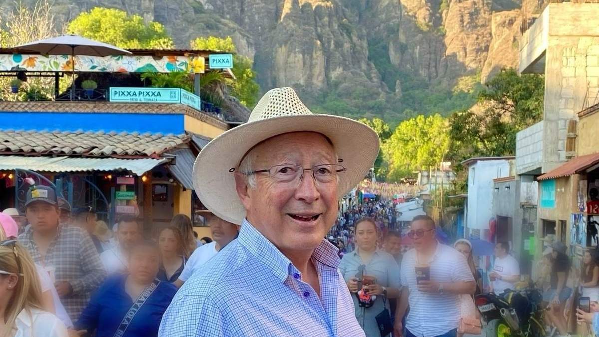Ken Salazar, embajador de EU en México, pasea por Tepoztlán, Morelos, el 10 de febrero de 2024