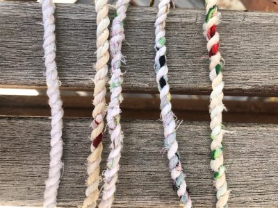 Con retazos de sogas y un balde pequeño: creá este hermoso soporte para las puertas de tu casa