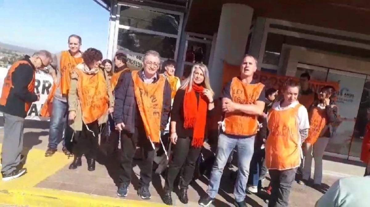 Concentración en el CAM. Fuente: (Facebook)