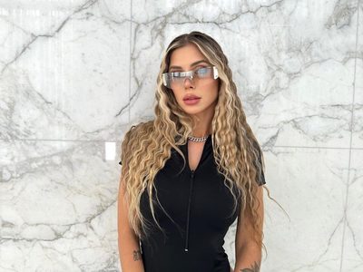 Romina Malaspina desterró el blanco de su placard y elige el nuevo color de moda: aesthetic y demure