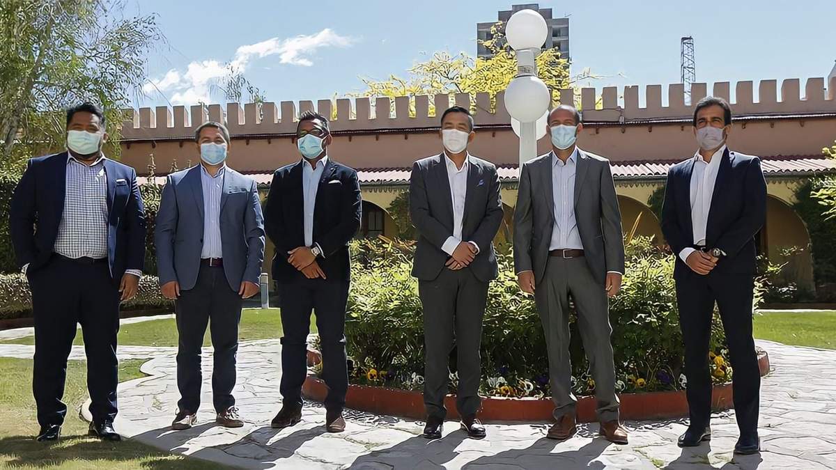 Autoridades de Petronas junto al gobernador. Fuente: (Twitter)