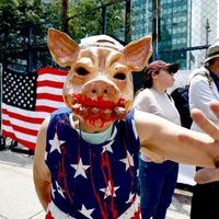 Protestan afuera de la Embajada de Estados Unidos en México