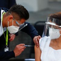 México: una familia usó sus influencias para vacunarse primero y ahora enfrentará sanciones