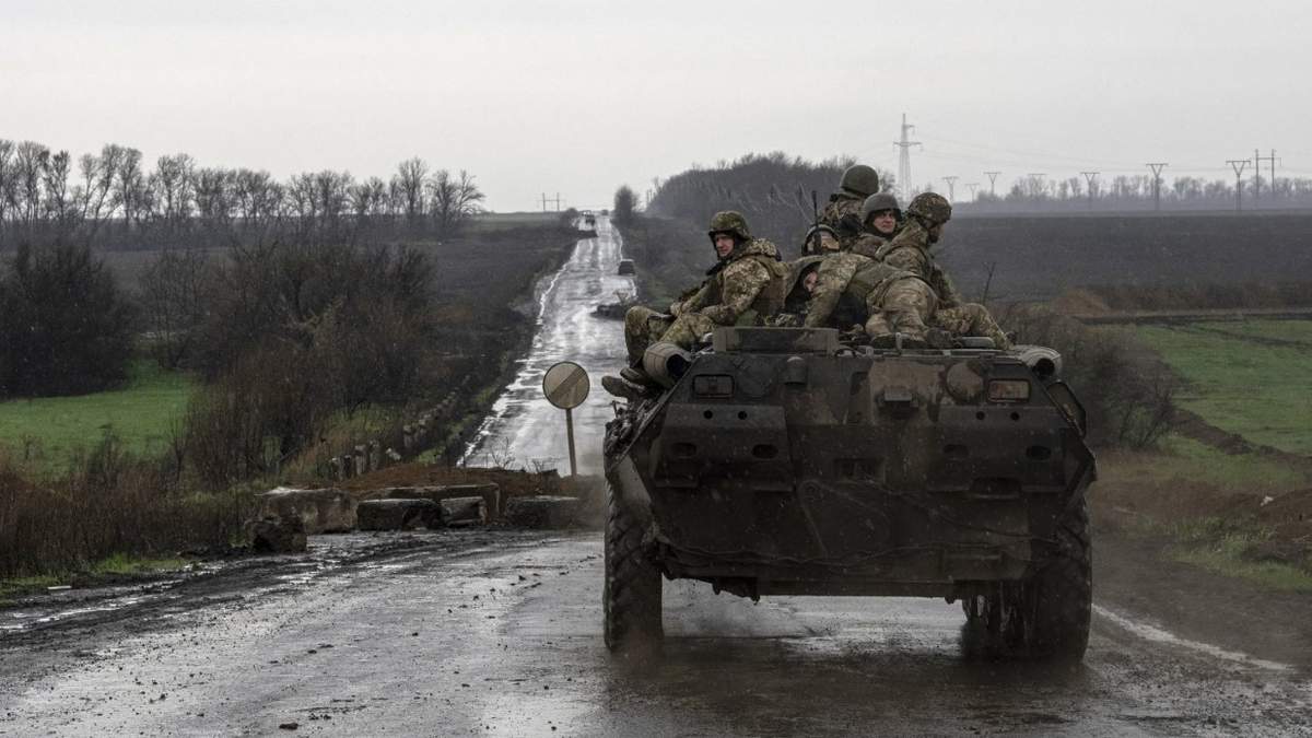 Militares ucranianos van por un camino cerca de Vuhledar, Ucrania