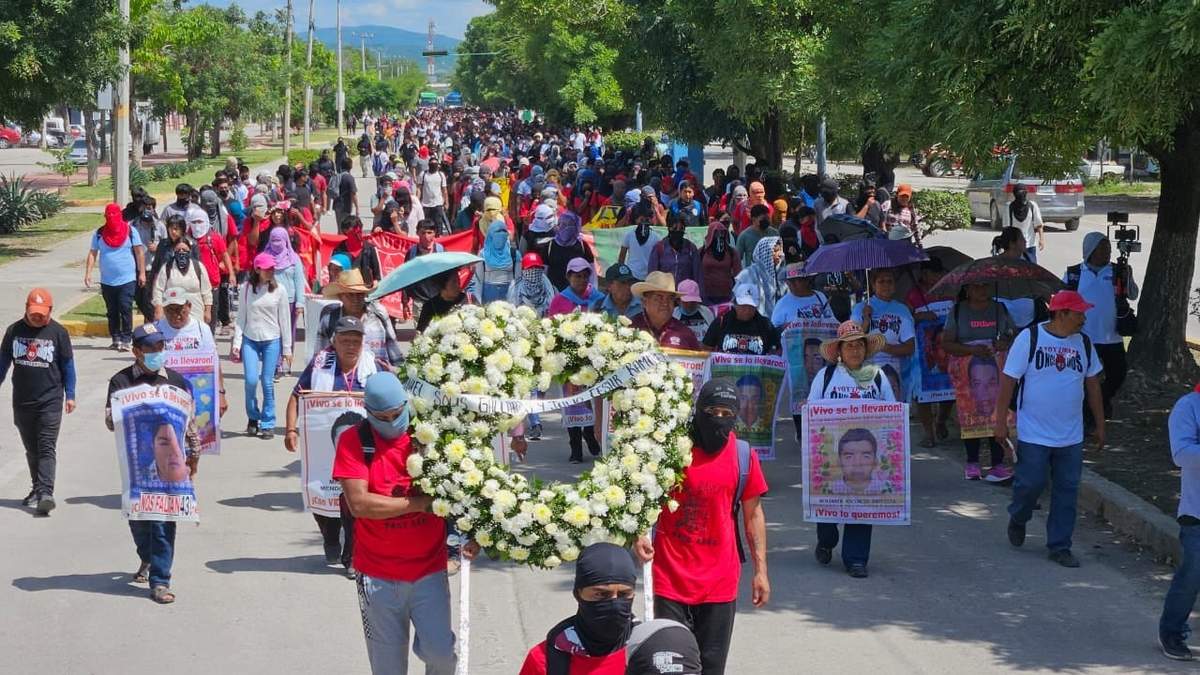 Marcha padres y estudiantes en Iguala, este sábado 27 de septiembre de 202