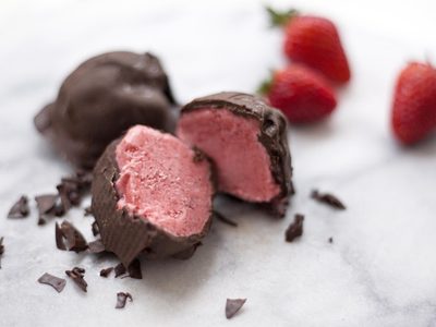 Aprovechá las frutillas de estación y hacete estos caramelos caseros bañados en chocolate que son una bomba