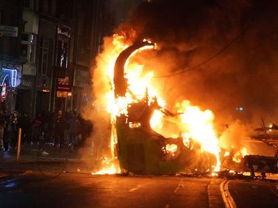 Estallan enfrentamientos violentos en Dublín tras ataque a puñaladas que dejó tres niños heridos