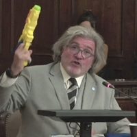 Taser: las chicanas del degradado debate legislativo
