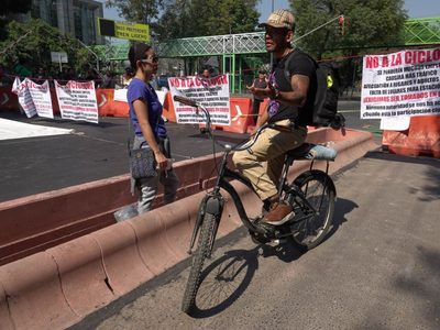Vecinos de Calzada de Tlalpan protestan para exigir el cambio del trazo de la ciclovía
