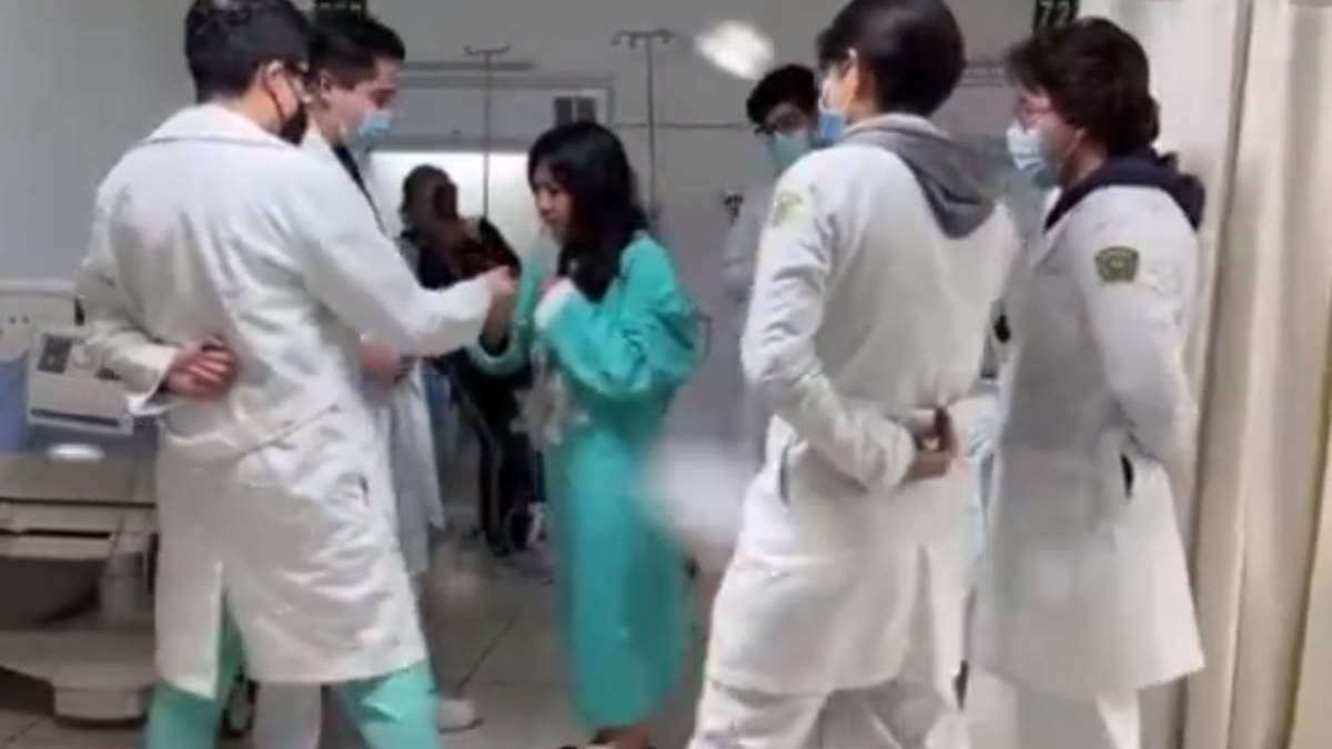 El baile de los médicos con la paciente