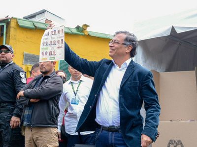 El izquierdista Petro y un multimillonario disputarán la presidencia de Colombia en segunda vuelta