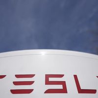 Un hombre embistió con su coche a manifestantes frente a un concesionario de Tesla