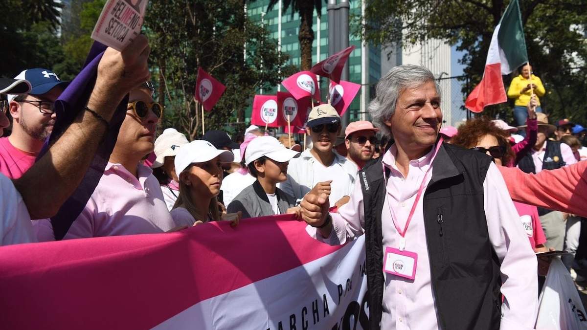 Claudio X. González en la marcha en defensa del INE