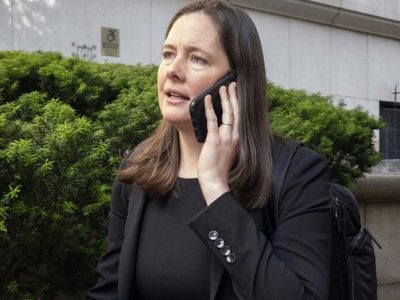 EU despide a Maurene Comey, la fiscal que procesó a Jeffrey Epstein y a "Diddy" Combs