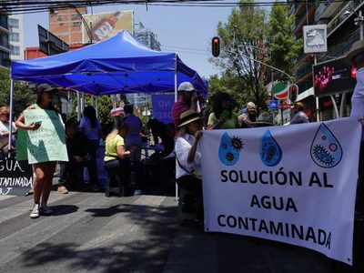 Vecinos de Benito Juárez bloquean Insurgentes y Xola en protesta por agua contaminada (Video)