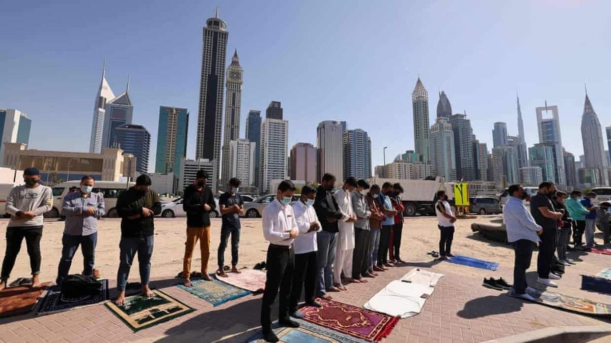 Unos trabajadores musulmanes de Emiratos Árabes Unidos rezan en las cercanías de sus lugares de trabajo. Fuente: (Twitter)