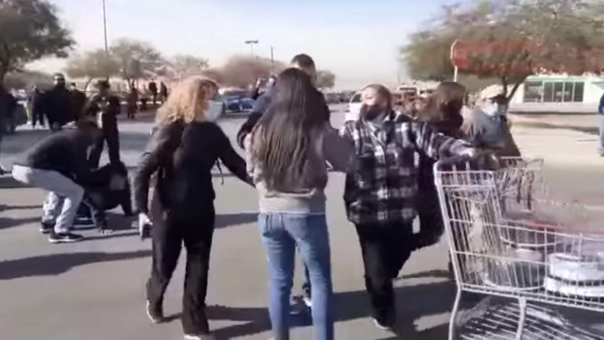 Revendedores se enfrentaron en el estacionamiento del Costco por los pasteles