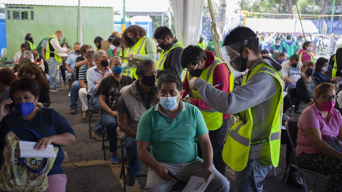 Vacunación a personas de 50 a 59 años en Iztapalapa