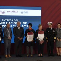 AMLO iza bandera a media asta en memoria de víctimas de los sismos del 19S