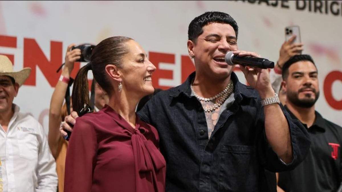 Sheinbaum junto a Eduin Caz, de Firme