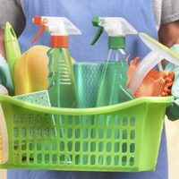 No gastes de más: dejá la cocina y el baño impecables con este limpiador casero que lleva solo 3 ingredientes