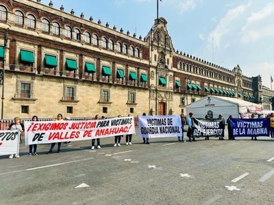 Clausuran simbólicamente Palacio Nacional, FGR y CNDH para exigir investigación a Fuerzas Armadas
