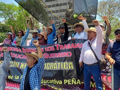 El magisterio marcha en Guerrero para exigir la derogación de la Ley del ISSSTE de 2007