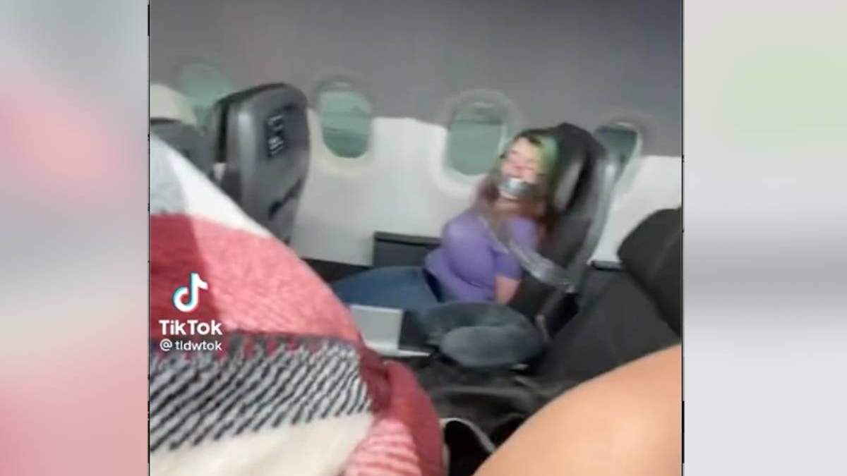 La mujer fue captada en video por otra pasajera