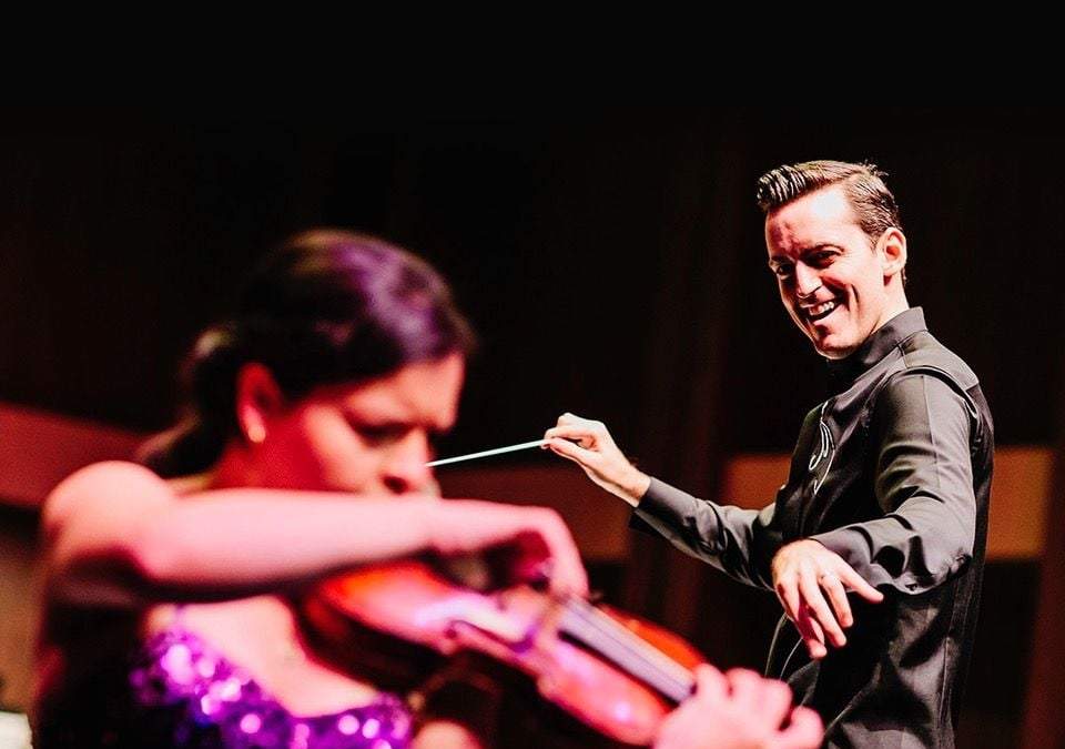 El director de orquesta y la violinista