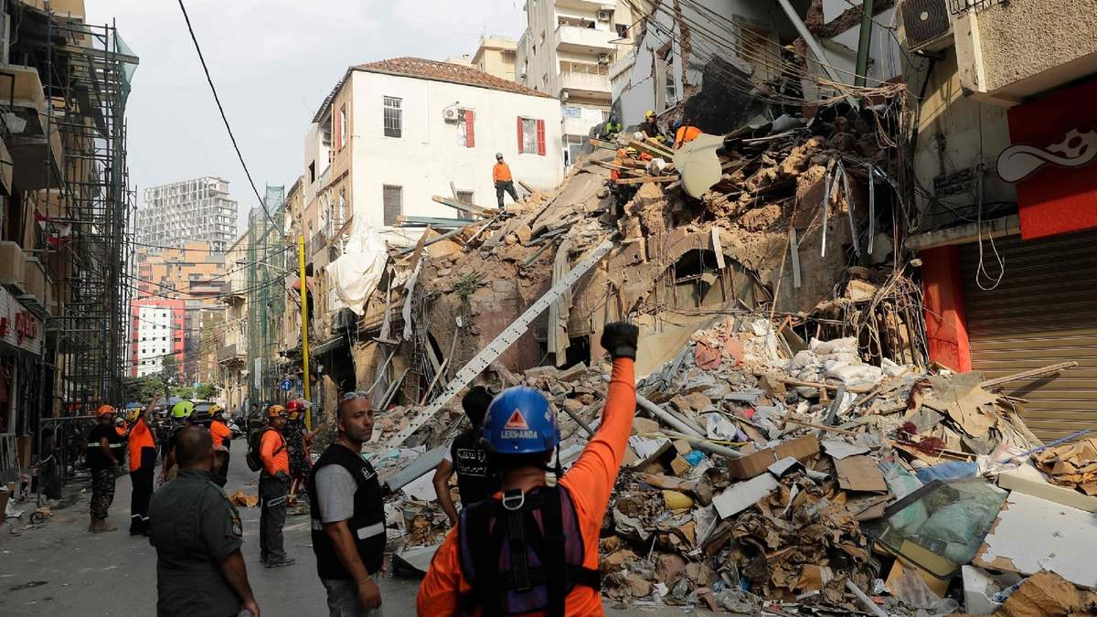 Un equipo de socorristas chilenos trabaja a contrarreloj para encontrar al posible sobreviviente. Fuente: (Twitter)
