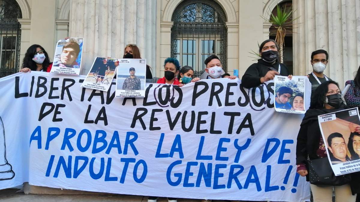 Chilenos exigen la liberación de los presos políticos. Fuente: (Twitter)