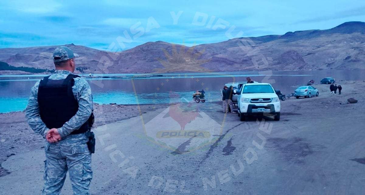 El despliegue de policías y guardafaunas se desarrolló por los espejos de agua de la zona sur de Neuquén. Fuente: (Policía de Neuquén)