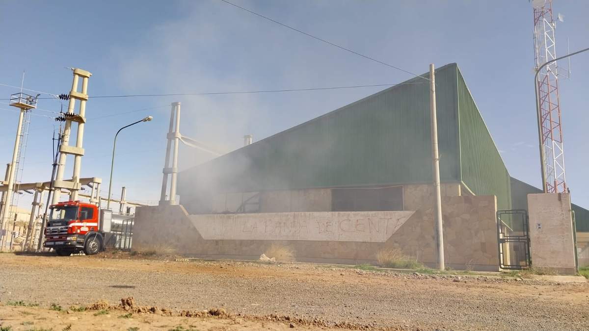 La columna de humo en la estación Transformadora de Centenario. Fuente: (Facebook)