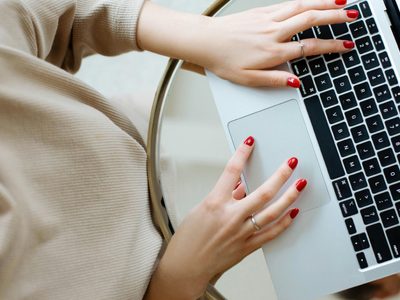 Uñas cortas y con estilo: la manicura minimalista y elegante que está de regreso para acompañarte en cualquier temporada