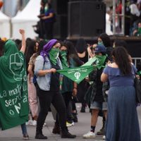 En marcha a favor del aborto legal encapuchadas dañan edificios y comercios