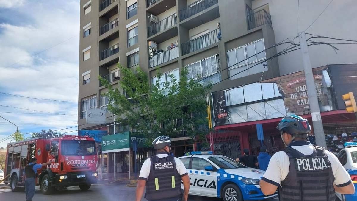 La Policía de Neuquén Capital cortó el tránsito para evacuar la zona. Fuente: (Twitter)