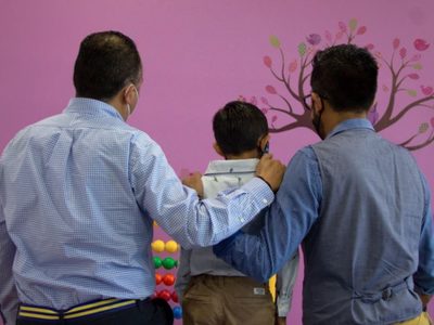 Pareja homoparental recibe en adopción a un niño en Morelos