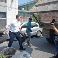 Por aprobar ley de residuos, tiran basura frente a casa de diputados panistas en NL