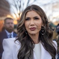 Noem nombra nuevos líderes para inmigración y busca identificar a filtradores