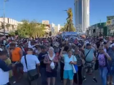 Damnificados por Otis bloquean la Costera Miguel Alemán; exigen ser incluidos en programas de apoyo