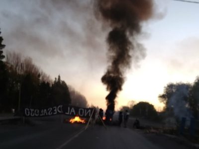 Trabajadores de un aserradero cortaron la Ruta 22 en Roca
