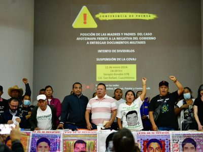Familiares de los 43 de Ayotzinapa acusan a AMLO de intentar dividirlos